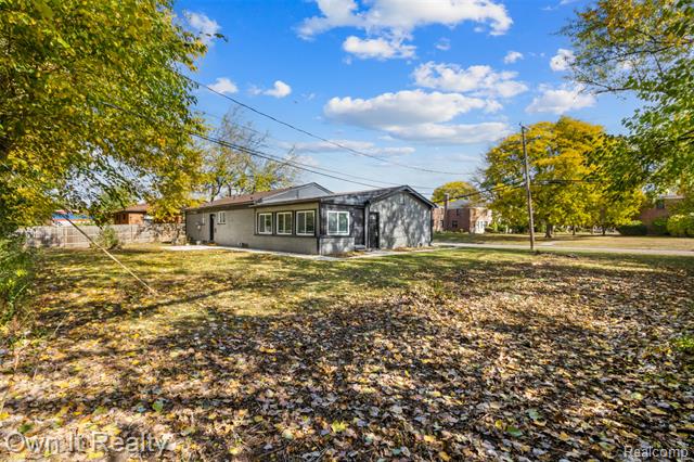 Builiding view eighteen for 24701 Scotia, Oak Park, MI. 48237