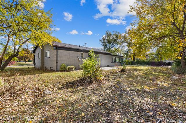 Builiding view seventeen for 24701 Scotia, Oak Park, MI. 48237