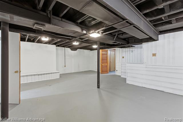 Builiding view fourteen for 14221 W 10 Mile, Oak Park, MI. 48237