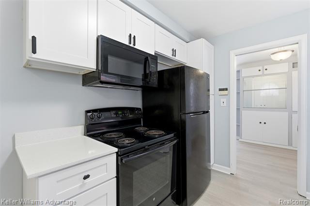 Builiding view six for 14221 W 10 Mile, Oak Park, MI. 48237