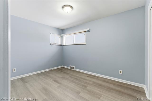 Builiding view ten for 14221 W 10 Mile, Oak Park, MI. 48237