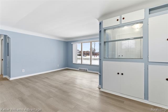 Builiding view two for 14221 W 10 Mile, Oak Park, MI. 48237