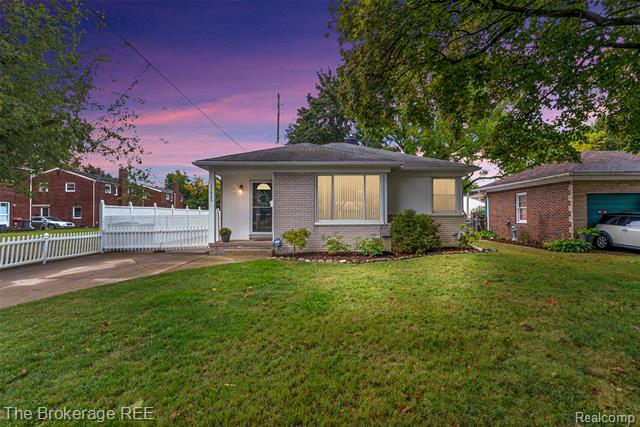 front view for 13625 Victoria Ave, Oak Park, Mi. 48237