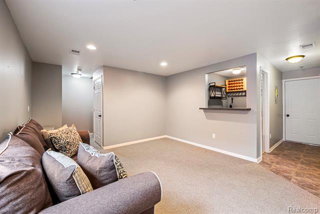 Builiding view thirty five for 43046 Strand, Sterling Heights, MI. 48313