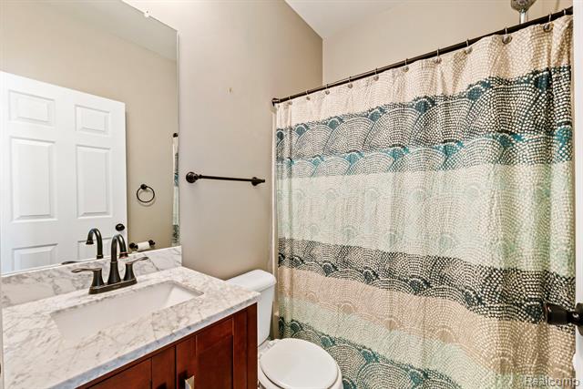 Builiding view thirty one for 43046 Strand, Sterling Heights, MI. 48313