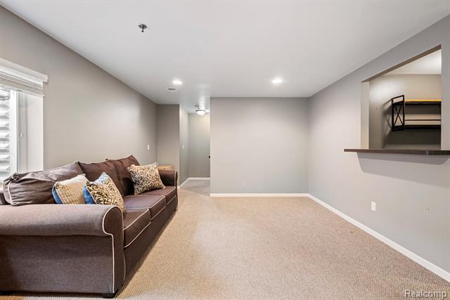 Builiding view thirty six for 43046 Strand, Sterling Heights, MI. 48313