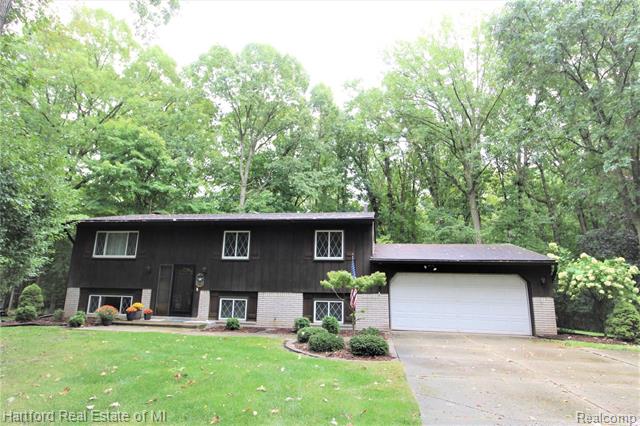 front view for 25136 Westmoreland Dr, Farmington, Mi. 48336