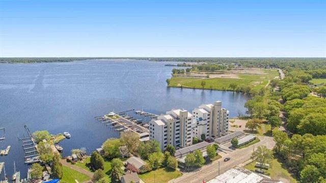Builiding view thirty four for 2964 Lakeshore, Muskegon, MI. 49441