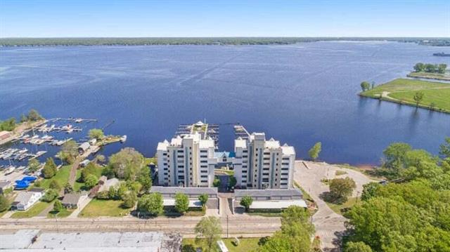 Builiding view thirty nine for 2964 Lakeshore, Muskegon, MI. 49441