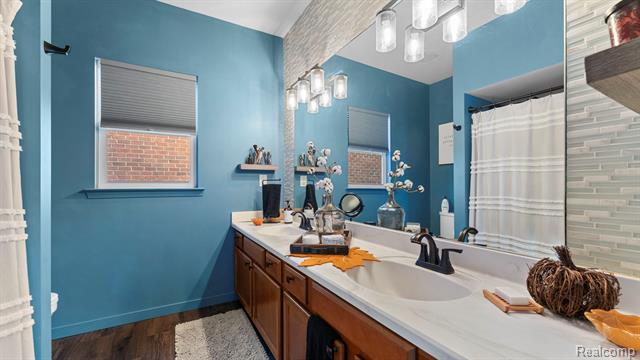 Builiding view seventeen for 225 Oak, Wyandotte, MI. 48192