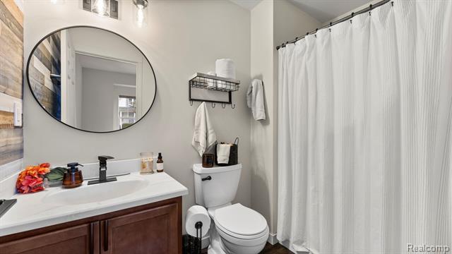 Builiding view six for 225 Oak, Wyandotte, MI. 48192