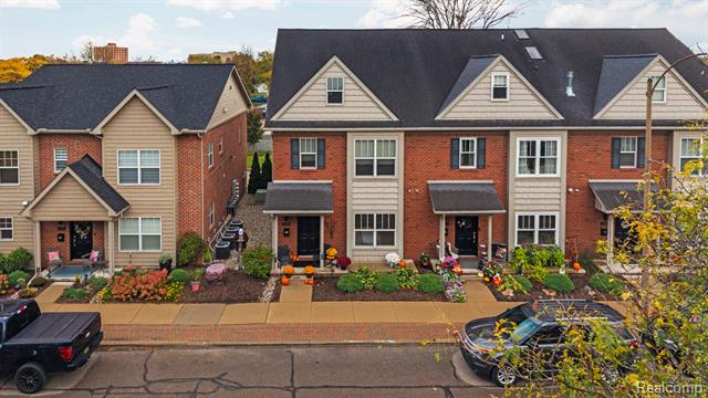 Builiding view twenty nine for 225 Oak, Wyandotte, MI. 48192