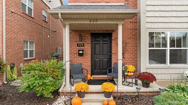 front view for 225 Oak Street, Wyandotte, Mi. 48192