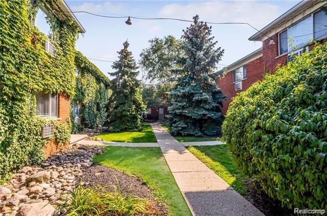 front view for 649 W Maple Road Unit#2, Clawson, Mi. 48017