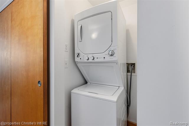 Builiding view eleven for 2003 Brooklyn, Detroit, MI. 48226