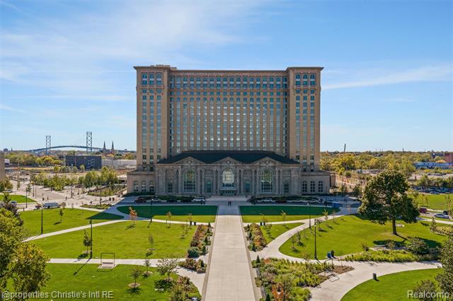 Builiding view forty four for 2003 Brooklyn, Detroit, MI. 48226