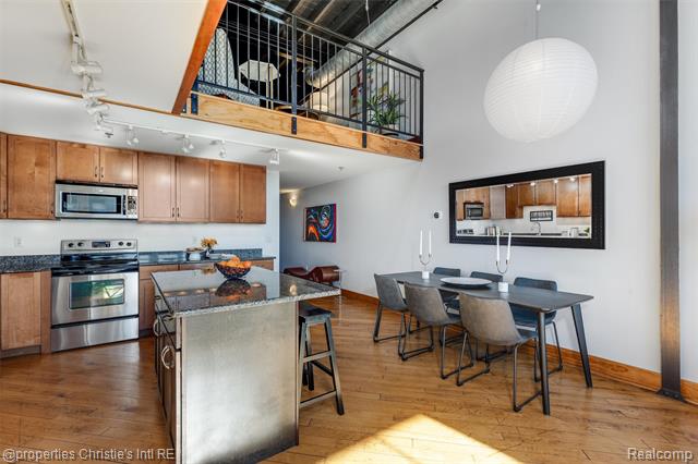 Builiding view seventeen for 2003 Brooklyn, Detroit, MI. 48226