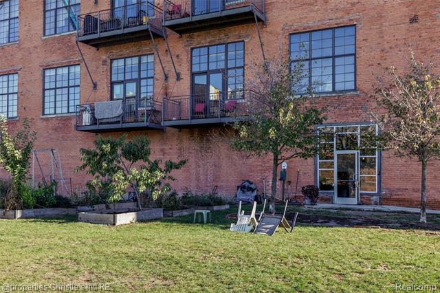 Builiding view thirty eight for 2003 Brooklyn, Detroit, MI. 48226