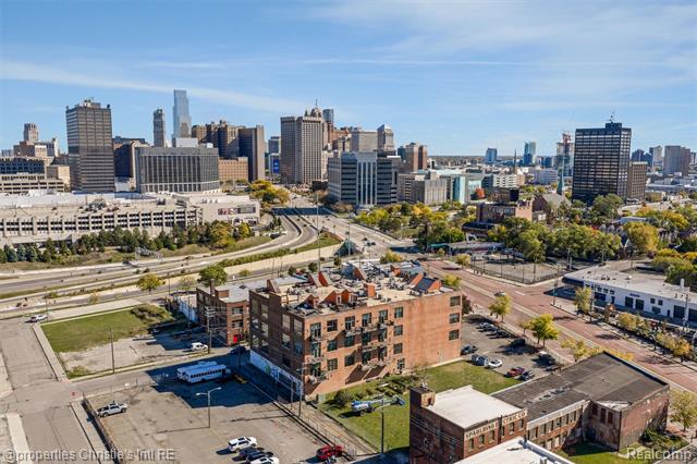 Builiding view thirty nine for 2003 Brooklyn, Detroit, MI. 48226