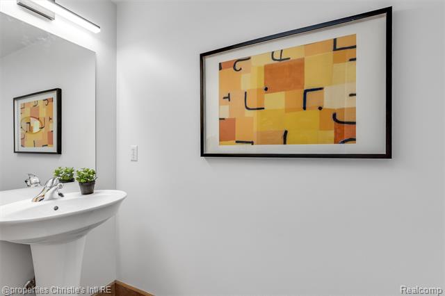 Builiding view twelve for 2003 Brooklyn, Detroit, MI. 48226