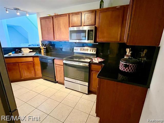 Builiding view four for 8425 Towne Center Circle South, Warren, MI. 48093