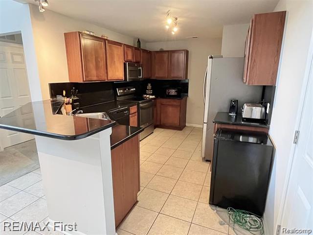 Builiding view six for 8425 Towne Center Circle South, Warren, MI. 48093