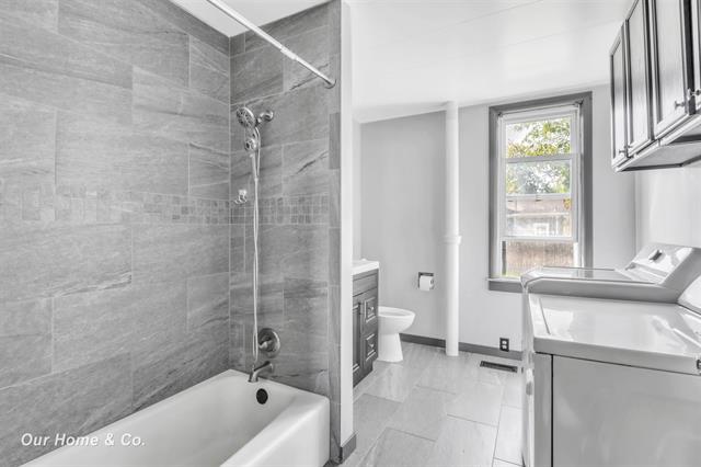 Builiding view sixteen for 713 Woodbridge, Saginaw, MI. 48602