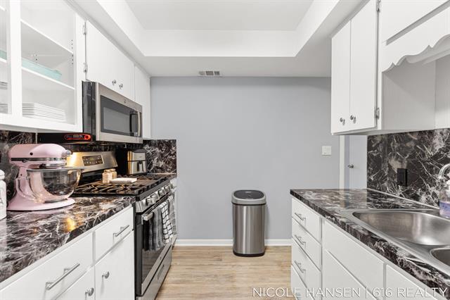 Builiding view seven for 2581 Ridgecroft, Grand Rapids, MI. 49546