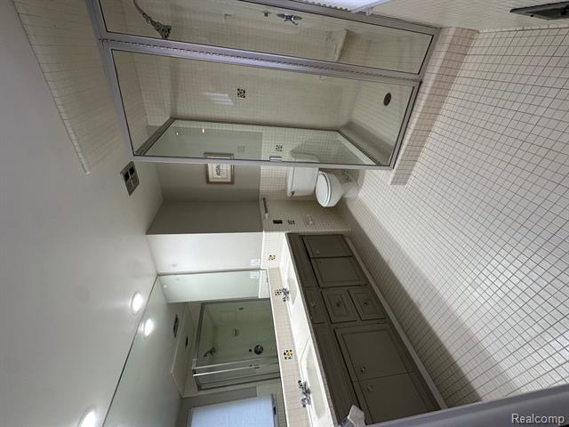 Builiding view eighteen for 25540 Woodvilla, Southfield, MI. 48075