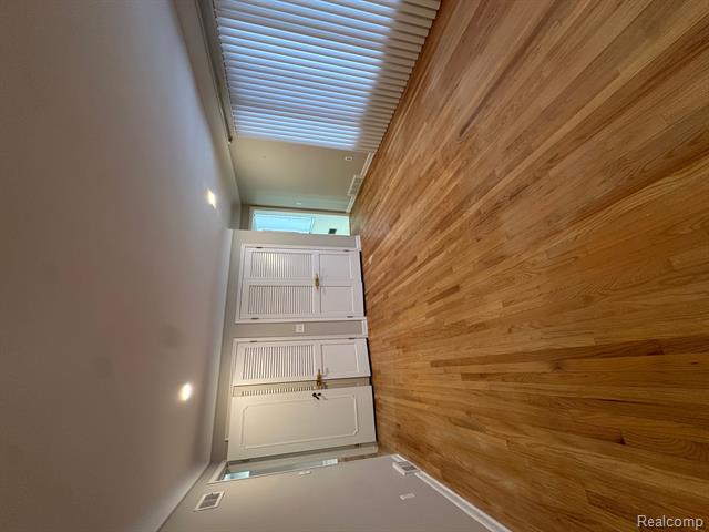 Builiding view seventeen for 25540 Woodvilla, Southfield, MI. 48075