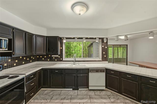 Builiding view eight for 25201 Briarwyke, Farmington, MI. 48336