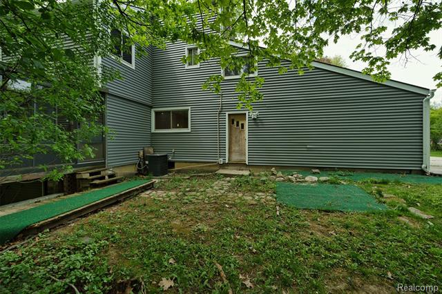 Builiding view fifty eight for 25201 Briarwyke, Farmington, MI. 48336