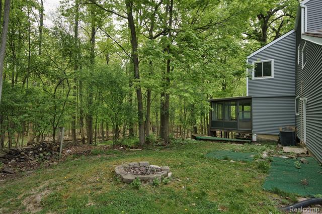Builiding view fifty three for 25201 Briarwyke, Farmington, MI. 48336