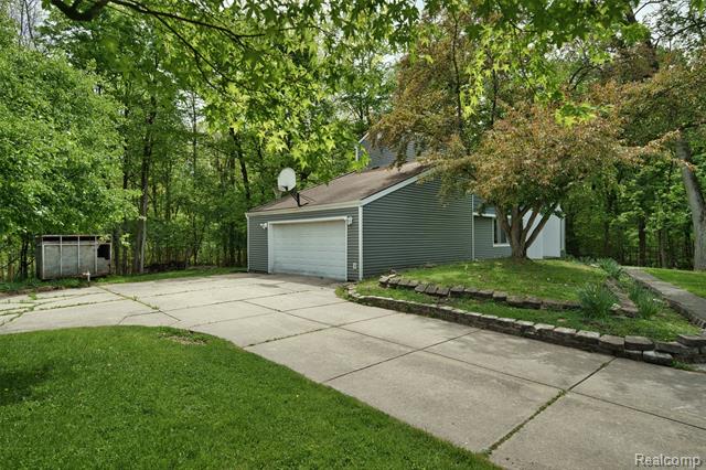 Builiding view fifty two for 25201 Briarwyke, Farmington, MI. 48336