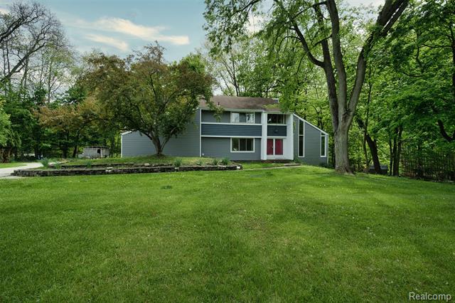 Builiding view fifty for 25201 Briarwyke, Farmington, MI. 48336