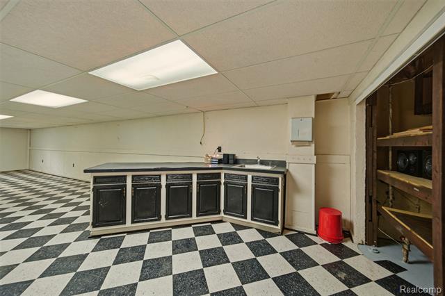 Builiding view forty five for 25201 Briarwyke, Farmington, MI. 48336