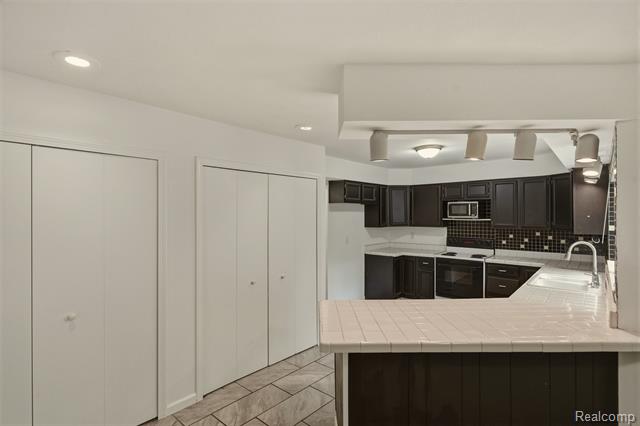 Builiding view fourteen for 25201 Briarwyke, Farmington, MI. 48336