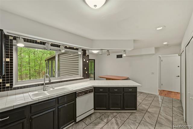 Builiding view nine for 25201 Briarwyke, Farmington, MI. 48336