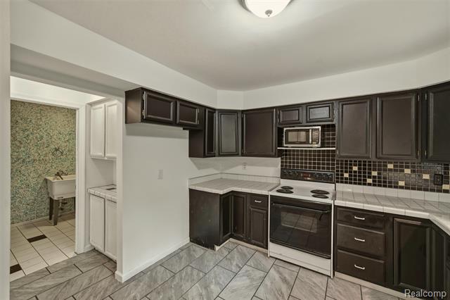 Builiding view seven for 25201 Briarwyke, Farmington, MI. 48336