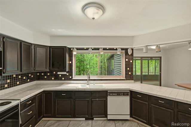 Builiding view thirteen for 25201 Briarwyke, Farmington, MI. 48336