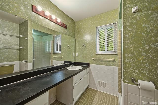 Builiding view thirty two for 25201 Briarwyke, Farmington, MI. 48336