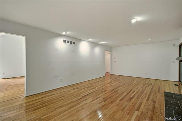 Builiding view twenty one for 25201 Briarwyke, Farmington, MI. 48336