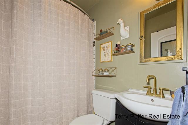 Builiding view nine for 2206 Oak, Muskegon, MI. 49445