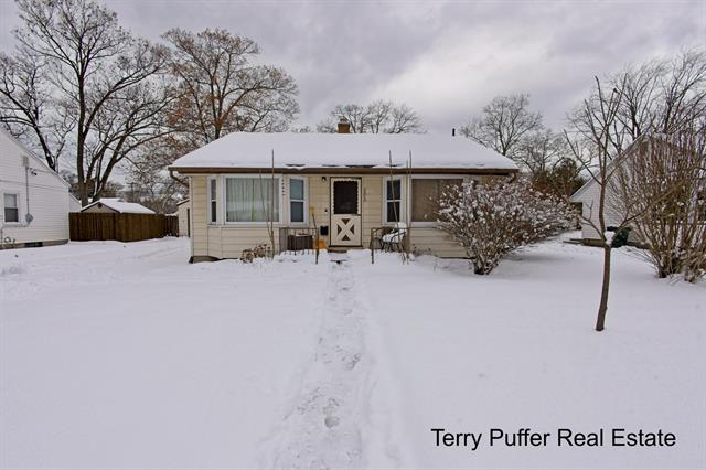 Builiding view one for 2206 Oak, Muskegon, MI. 49445