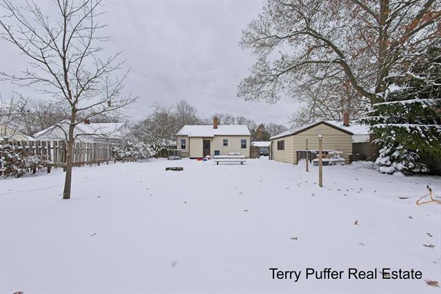 Builiding view twenty one for 2206 Oak, Muskegon, MI. 49445