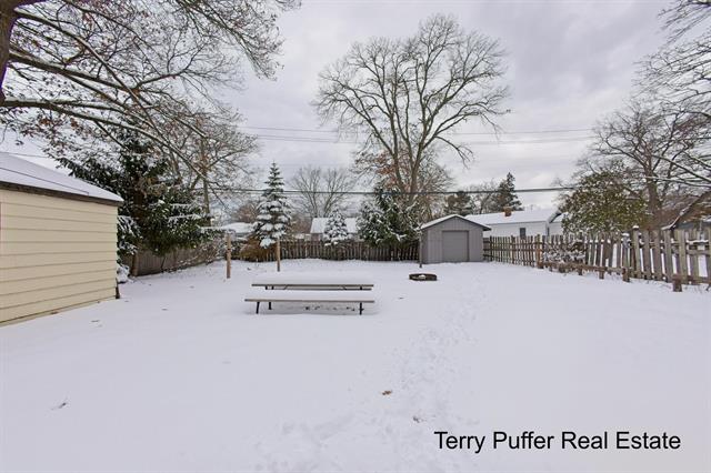 Builiding view twenty three for 2206 Oak, Muskegon, MI. 49445