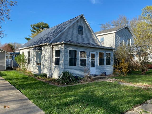front view for 207 E Beech Street, Three Oaks, Mi. 49128