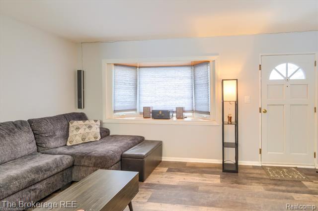 Builiding view eighteen for 6155 Westdale, Grand Blanc, MI. 48439