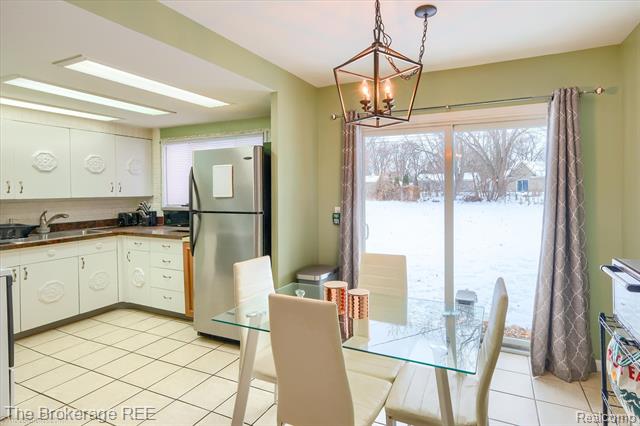 Builiding view seventeen for 6155 Westdale, Grand Blanc, MI. 48439