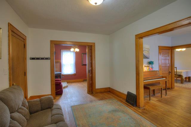Builiding view eight for 307 Douglas St, Jackson, MI. 49203